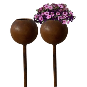 Stylowa dekoracja ogrodowa metalowa doniczka kula na piku RUSTYKALNA 110cm